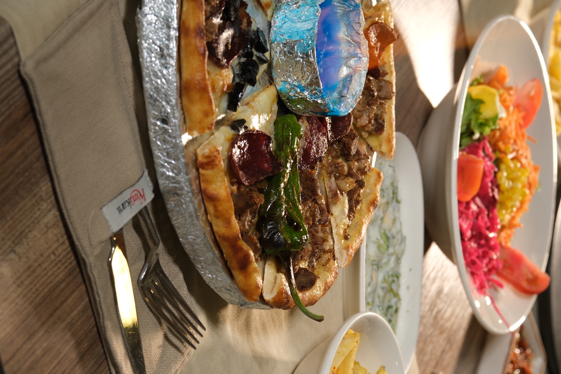 Közü Kara sofrasında karışık pide sunumu