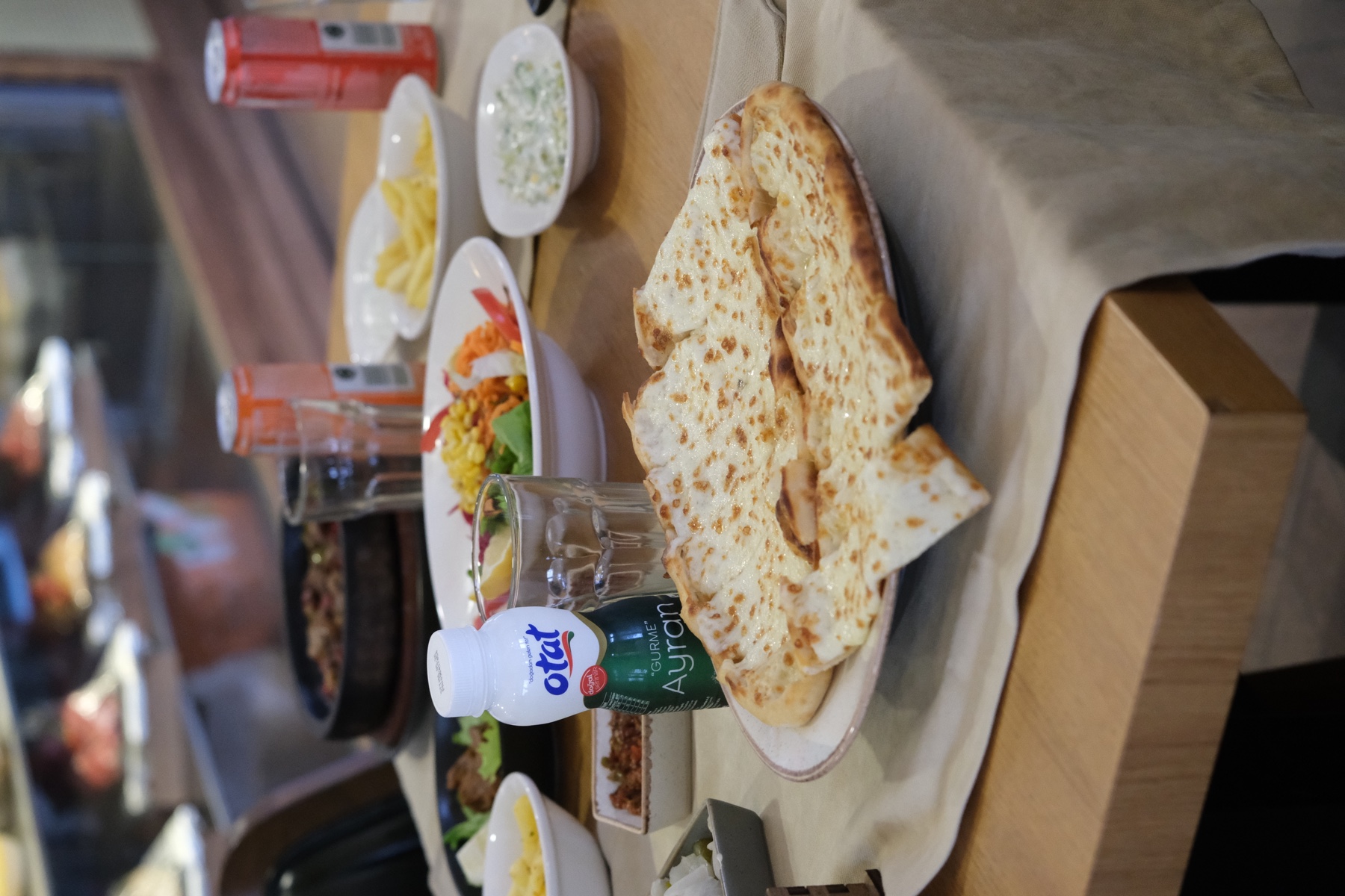 Közü Kara'da peynirli pide ve ayran