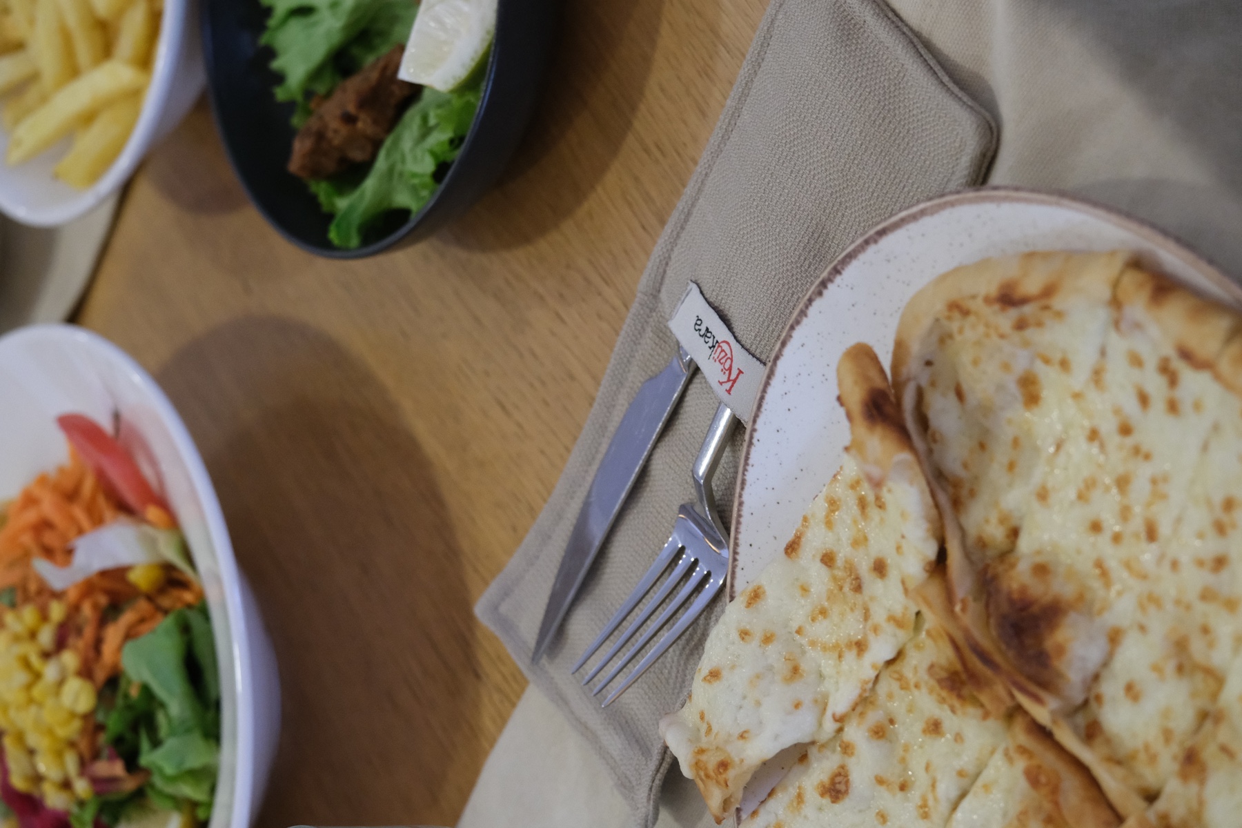 Közü Kara logolu sunum ve peynirli pide