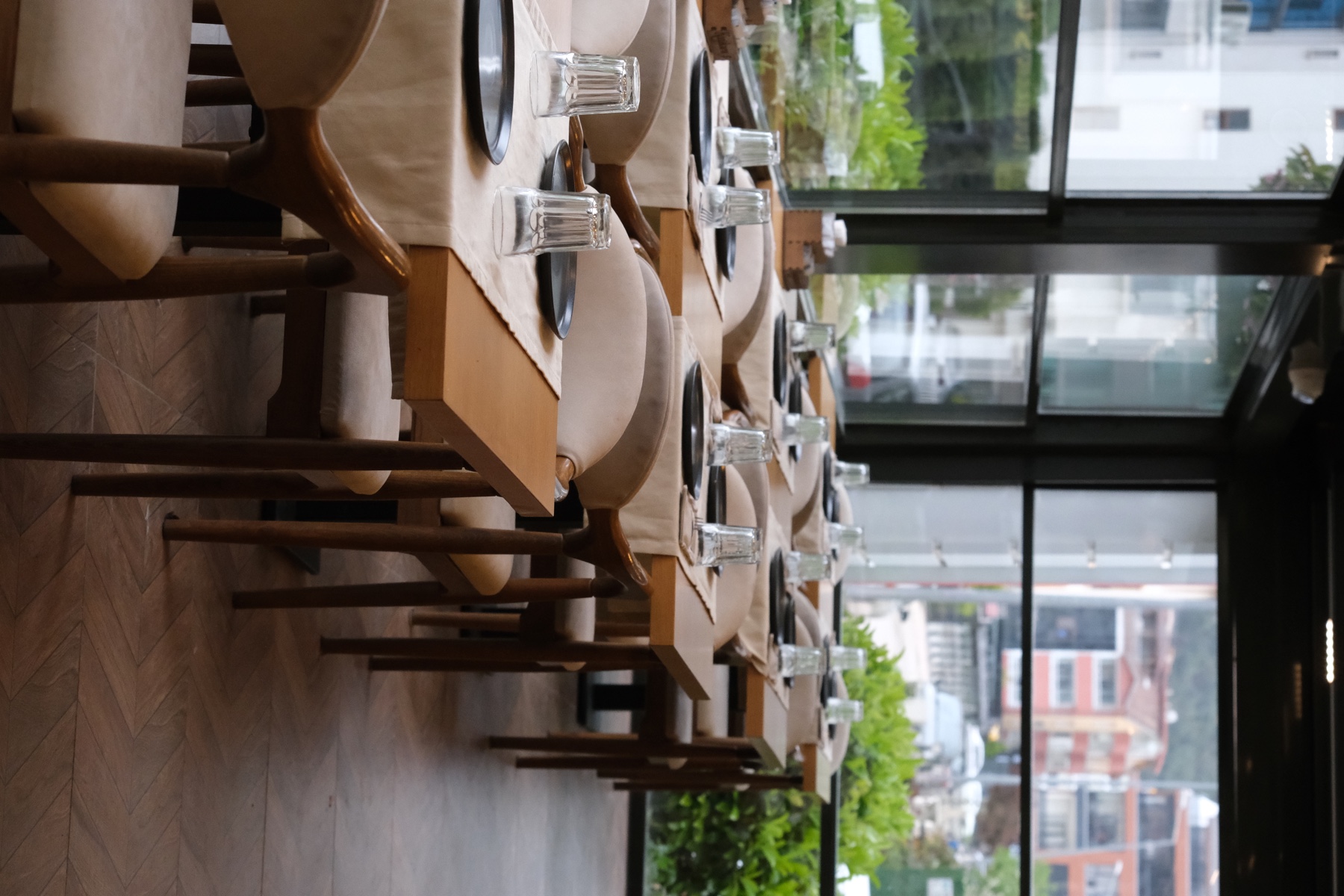 Közü Kara restoran salonunda hazırlanmış masalar