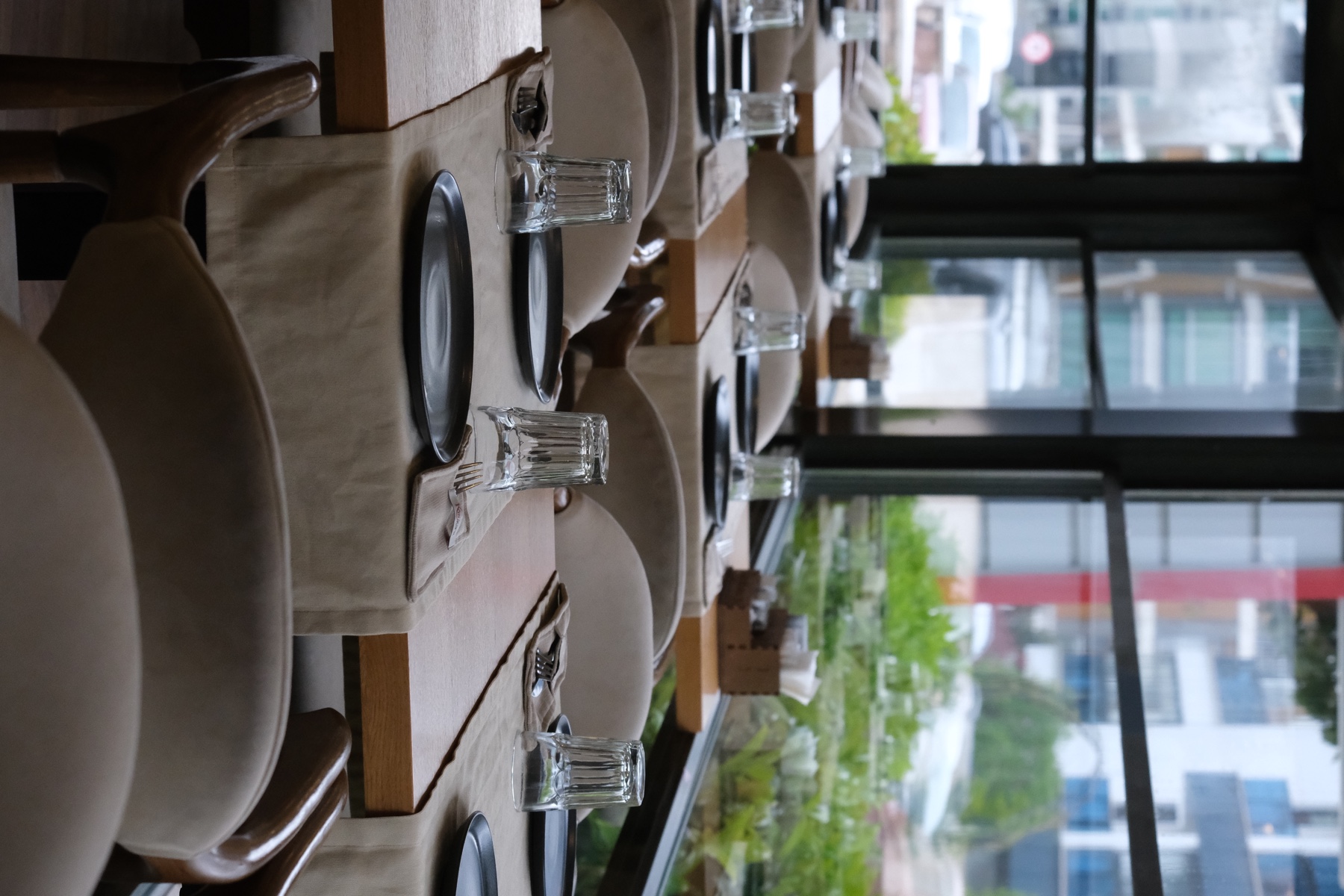 Közü Kara'nın aydınlık restoran salonu